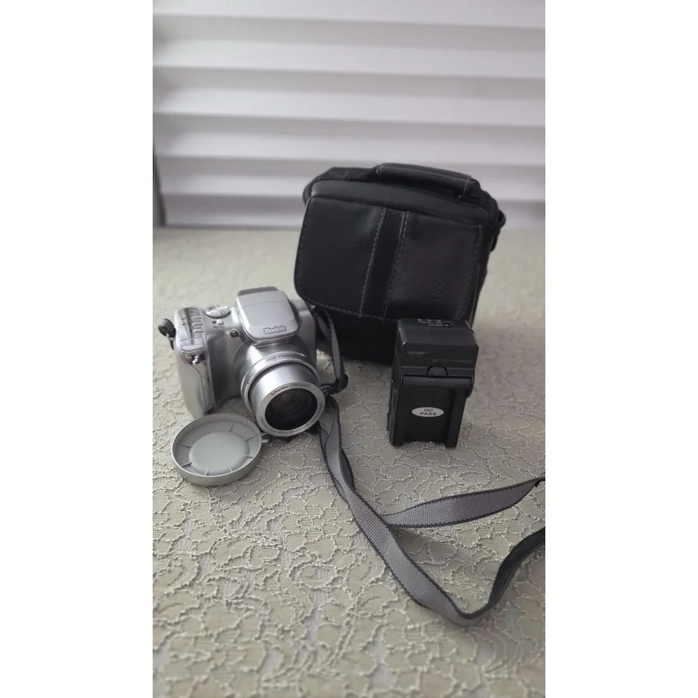 Kodak EasyShare Z612 Digital Camera 12X Zoom - Chargers & SD Card - Fully Tested